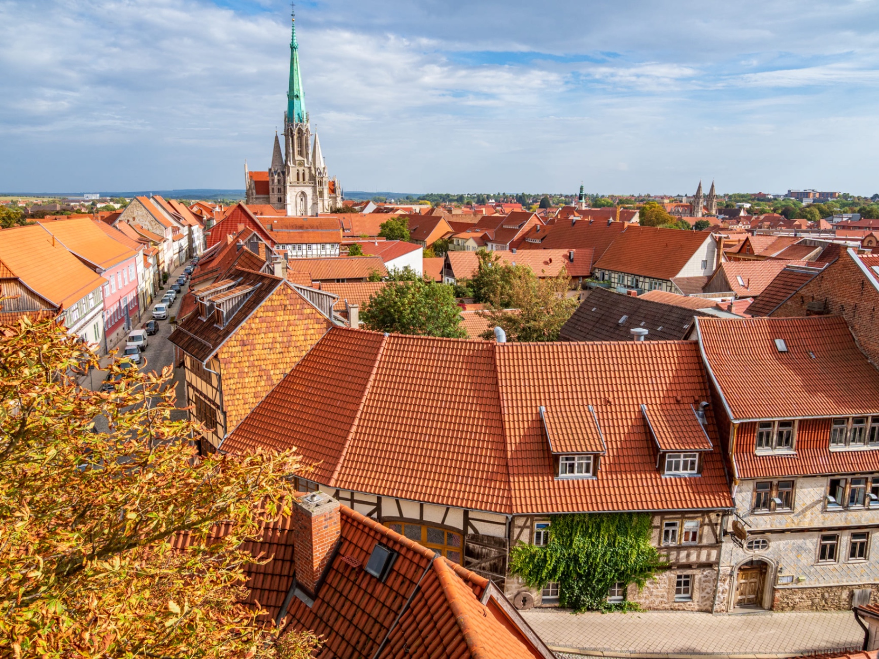 Historische Altstadt in Nordthüringen mit roten Ziegeldächern und Kirchturm